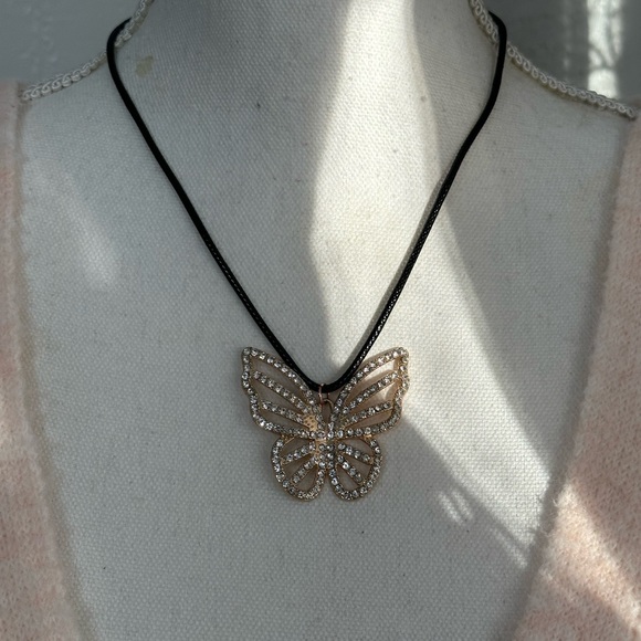 Mariposa 🦋 Gold Butterfly Pendant Necklace - Picture 4 of 5